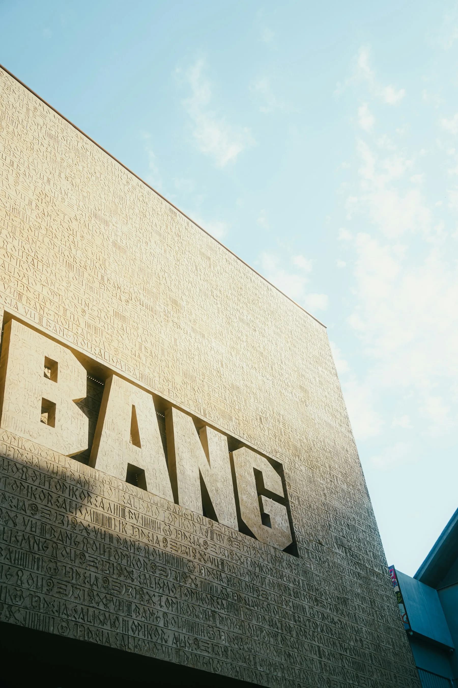 Lettres en relief sur une façade